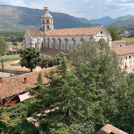 Casette Rosse Nel Borgo Medievale Di Fossanova Latina Eksteriør billede