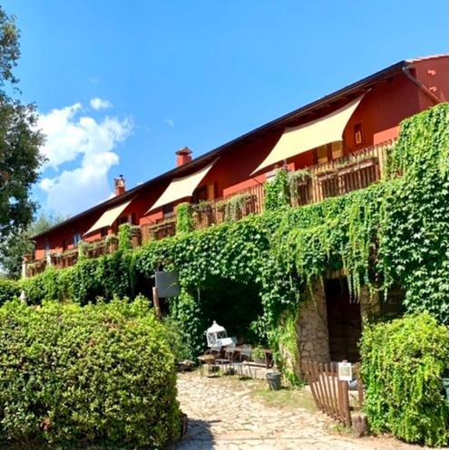 Casette Rosse Nel Borgo Medievale Di Fossanova Latina Eksteriør billede
