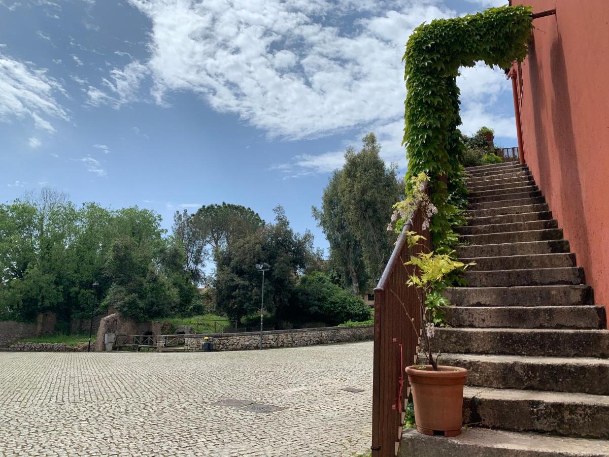 Casette Rosse Nel Borgo Medievale Di Fossanova Latina Eksteriør billede
