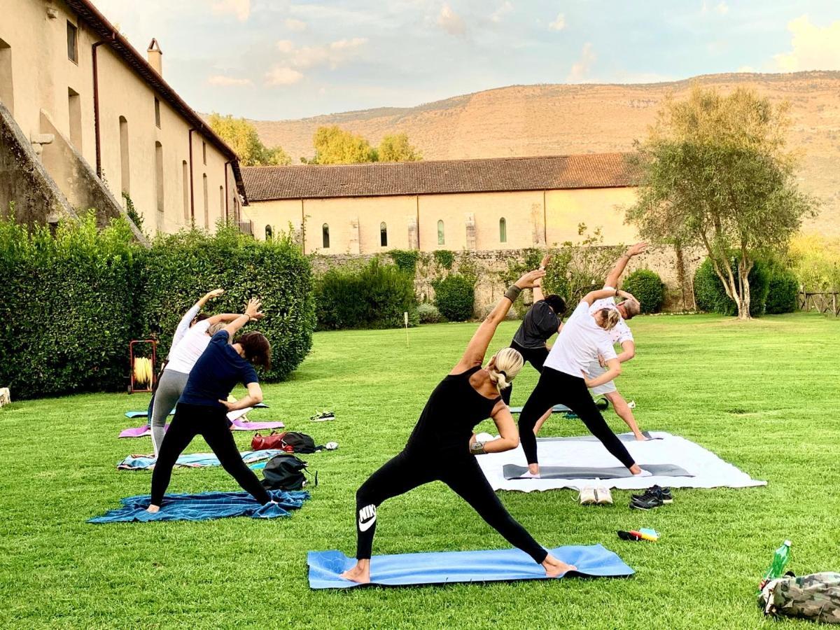 Casette Rosse Nel Borgo Medievale Di Fossanova Latina Eksteriør billede