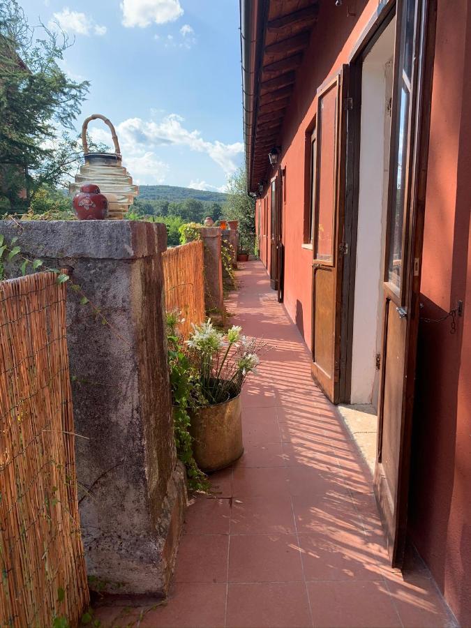 Casette Rosse Nel Borgo Medievale Di Fossanova Latina Eksteriør billede