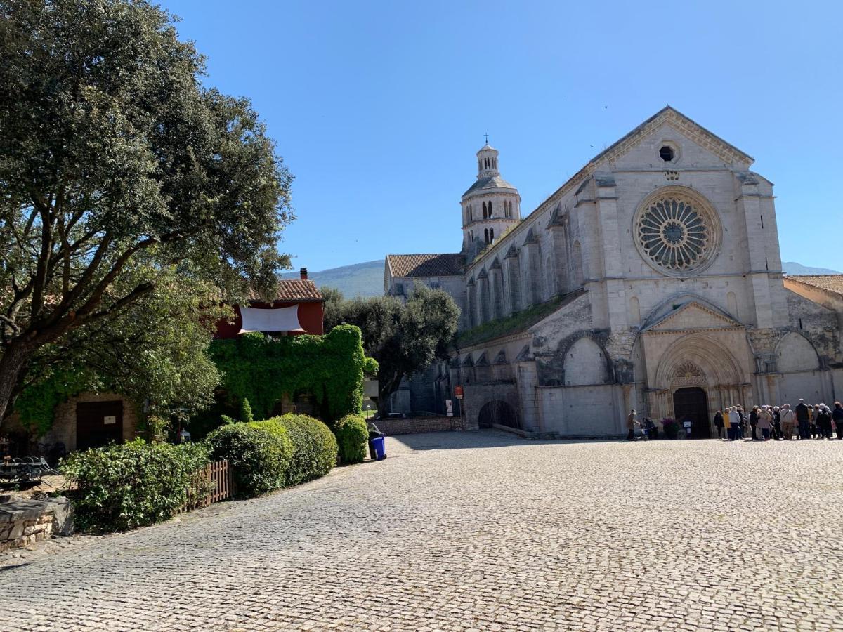 Casette Rosse Nel Borgo Medievale Di Fossanova Latina Eksteriør billede