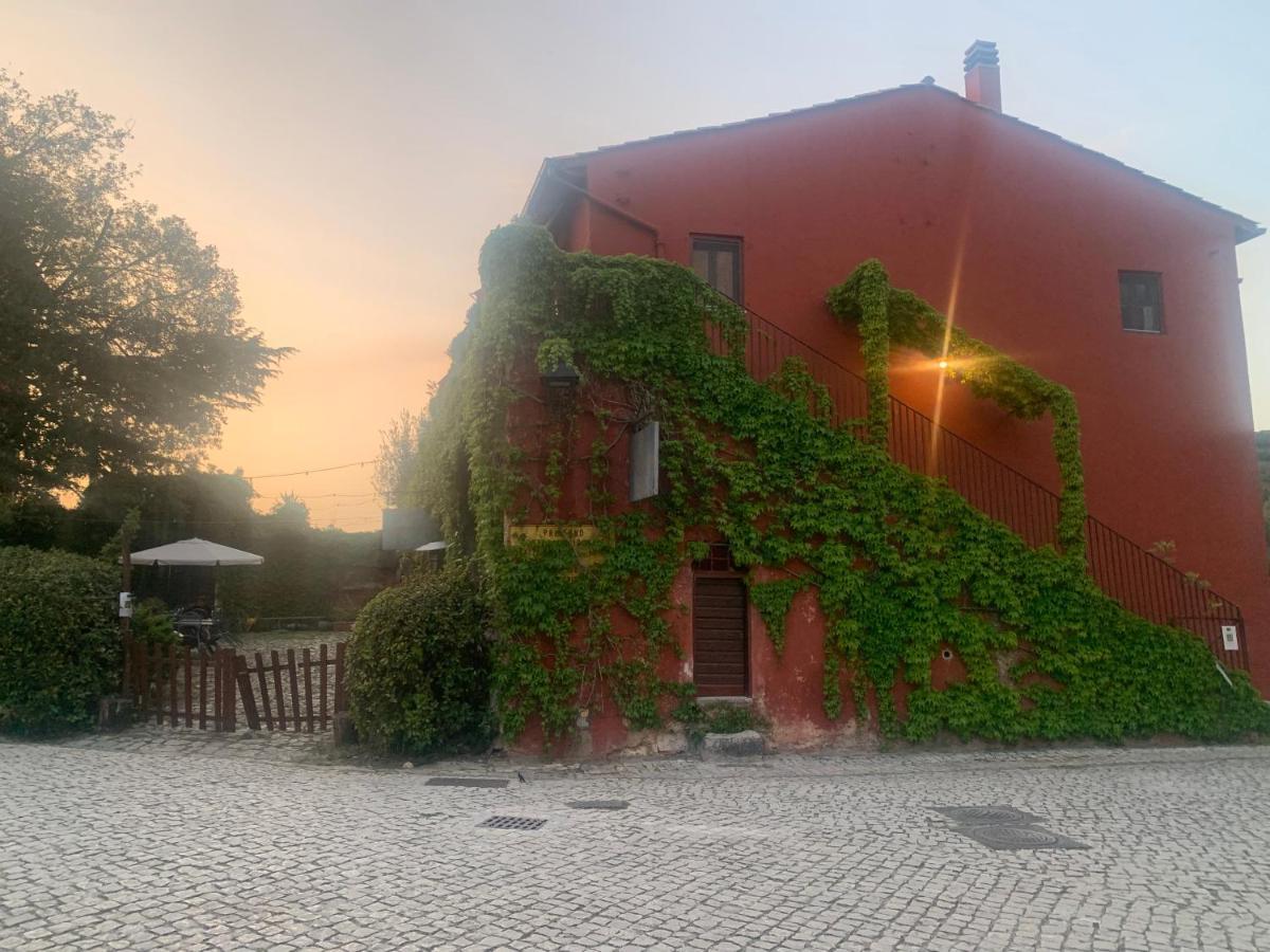 Casette Rosse Nel Borgo Medievale Di Fossanova Latina Eksteriør billede