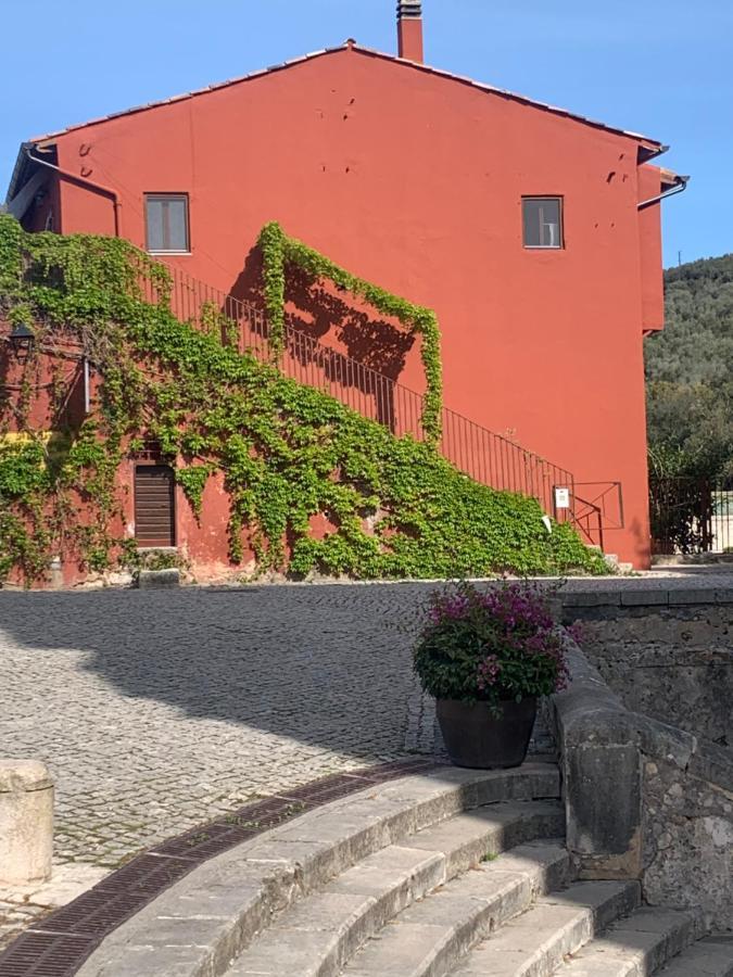 Casette Rosse Nel Borgo Medievale Di Fossanova Latina Eksteriør billede